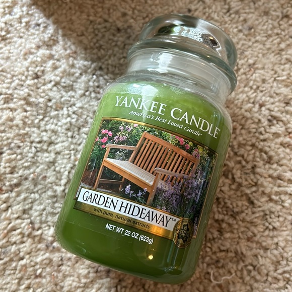 Yankee Candle Garden Hideaway - Picture 1 of 6